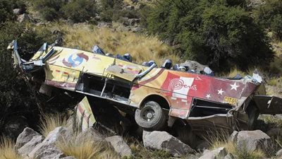 مصرع وإصابة العشرات بسقوط حافلة بوادٍ في بيرو