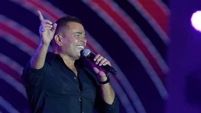 عمرو دياب يتألق في حفله الغنائي بجدة ويداعب جمهوره: أخدتوا اللقاح | فيديو وصور