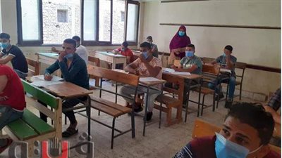 محافظ بني سويف يطمئن على الالتزام بإجراءات كورونا بامتحانات الدبلومات