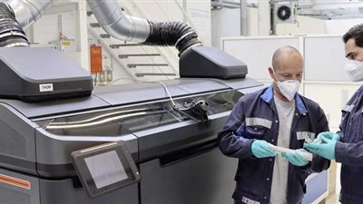 زيادة إنتاج السيارات وقلة التكلفة.. تفاصيل استخدام فولكس فاجن طباعة Binder jetting | فيديو