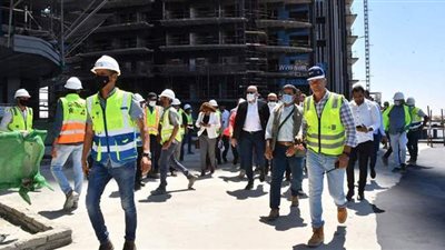 وزير الإسكان يتفقد أعمال تشطيب أبراج المنطقة الشاطئية والمدينة التراثية بالعلمين الجديدة