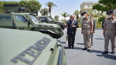 السيسي يتفقد عددا من المركبات المدرعة مُتعددة المهام ويستمع لشرح تفصيلي