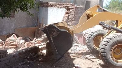 إزالة 17 حالة تعد من أراضي الأقصر الزراعية وأملاك الدولة