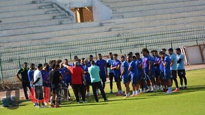 «دش ساخن» من خالد عيد للاعبي المحلة قبل المران استعدادا للاتحاد | صور