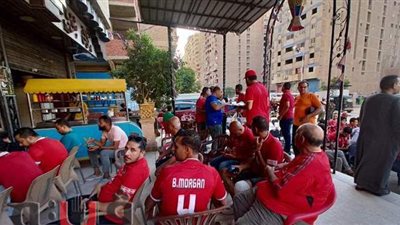 تجمعات لجماهير الأهلي بمقاهي الجيزة لمشاهدة مباراة الفريق أمام الترجي.. صور