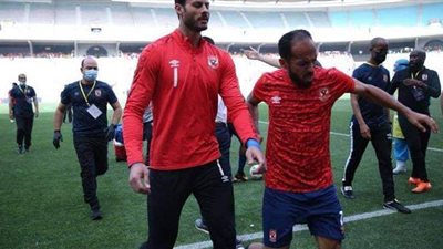 إغماء وليد سليمان وعم حارث بسبب قنابل الغاز قبل مواجهة الترجي