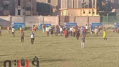 فوضى بملعب قنا بعد ابتلاع لاعب ديروط لسانه في منتصف الشوط الثاني | صور