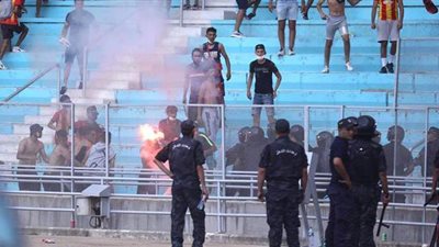 تأخر انطلاق مباراة الأهلي والترجي بسبب شغب الجماهير وإطلاق قنابل الغاز