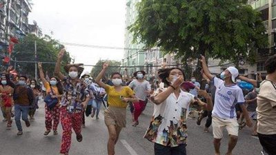 احتجاجات بالزهور.. مؤيدو زعيمة ميانمار المعتقلة يحتفلون بعيد ميلادها الـ76