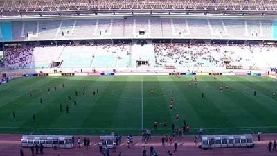 لاعبو الأهلي يعودون لإجراء عمليات الإحماء.. والمباراة تنطلق في السابعة مساء