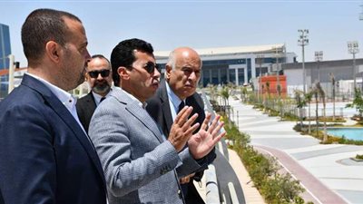 وزير الرياضة ونظيره الفلسطيني يشهدان بطولة الجمهورية للسباحة
