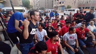 إسلام الشاطر على أحد مقاهي فيصل مع الجماهير لمتابعة مباراة الأهلي | فيديو