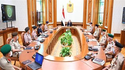 السيسي يجتمع بوزير الدفاع ورئيس الأركان ويتفقد عددا من المركبات المدرعة | فيديو