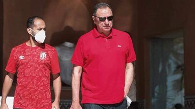 الخطيب يهنئ لاعبي الأهلي في غرفة الملابس بعد الفوز على الترجي