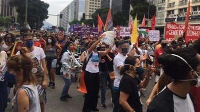 البرازيليون يحتجون على طريقة تصدي الرئيس لجائحة كورونا