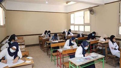 بمنظومة تعقيم.. طلاب الدبلومات الفنية يستعدون لأداء ثاني أيام الامتحانات بأسيوط