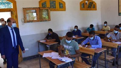 محافظ أسوان يتفقد لجان امتحانات الدبلومات الفنية | صور