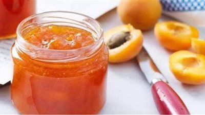 استغلي انتشاره في الأسواق.. طريقة عمل مربى المشمش ولفائف قمر الدين