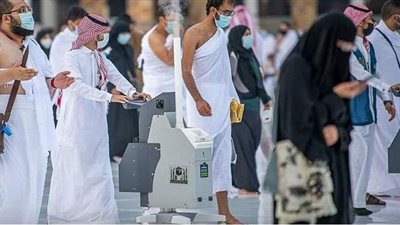 السعودية تدفع بمئات الموظفين لتعقيم المسجد الحرام