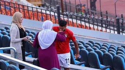 مستحملش دموعها.. يوسف حسن يذهب لوالدته الباكية بالمدرجات في لقاء مصر بكأس العرب للشباب | صور