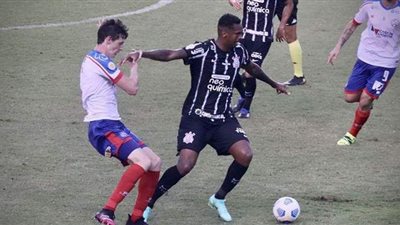 ناد برازيلي يغرم مهاجمه لارتداء حذاء أخضر.. اعرف السبب