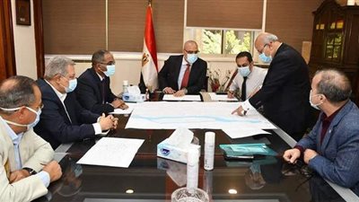 وزير الإسكان يتابع تنفيذ مشروعات إحلال وتجديد شبكات مياه الشرب بالقاهرة