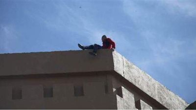 حبسه شقيقه لإدمانه المخدرات فقفز من الطابق الرابع في إمبابة