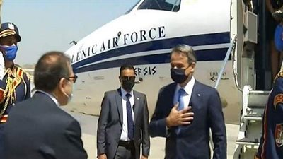 رئيس وزراء اليونان يضع أكاليل الزهور على نصب الجندي المجهول وضريح السادات