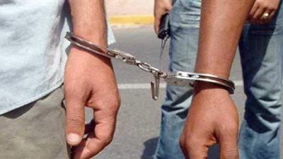القبض على شخصين بحوزتهما مخدرات وأسلحة نارية وبيضاء بالسلام