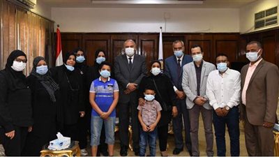 محافظ قنا يكرم أسرة الراحل خالد محمد علي لدوره في دعم أصحاب الهمم