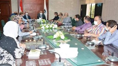 محافظ سوهاج يجتمع مع وحدة 