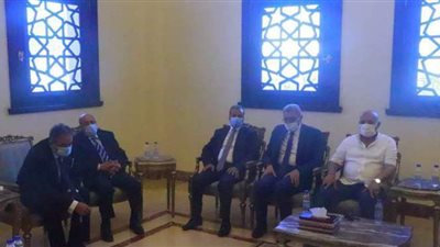 وزير المجالس النيابية يتلقى العزاء في وفاة والدته بمسجد المشير