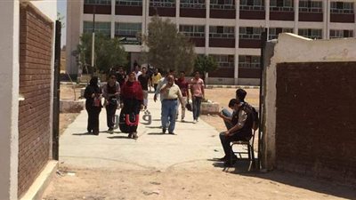 فتاة «التيك توك» بسنت محمد تؤدي امتحانات الدبلومات الفنية بمطروح | صور