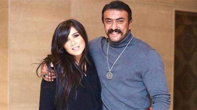 قبلة رومانسية من ياسمين عبد العزيز لـ أحمد العوضي في أحدث ظهور | فيديو