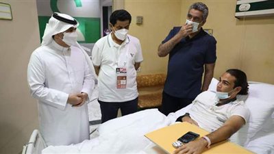 الأمين العام للاتحاد العربي لكرة القدم يطمئن على لاعب منتخب مصر