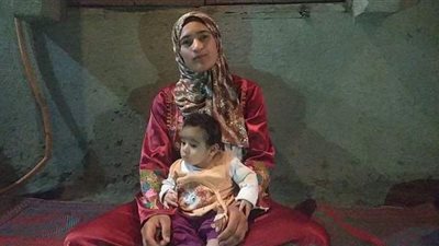 خلافات الآباء يدفع ثمنها الأبناء.. قصة سيدة رفض زوجها الاعتراف بابنته | فيديو