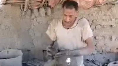 بث مباشر.. عم حربي كفيف أبدع في صناعة الفخار اليدوي بقنا | فيديو