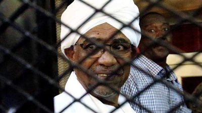 تدهور صحة البشير .. كورونا يصيب معزول السودان ومطالب بنقله إلى المستشفى