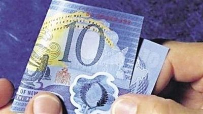 مع اقتراب تداول العملات البلاستيكية.. ما مصير العملات الورقية؟ | فيديو