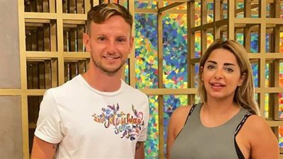 بعد نشرها صورة مثيرة مع نجم برشلونة السابق.. رحلة مي حلمي في عالم الإعلام