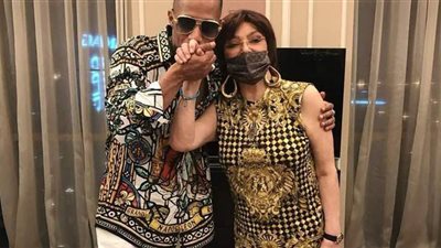 بعد أزمته مع سميرة عبد العزيز.. محمد رمضان يقبل يد نبيلة عبيد: أحترم التاريخ