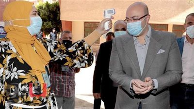 محافظ بني سويف يراجع الالتزام بإجراءات كورونا بكنترول التعليم الصناعي