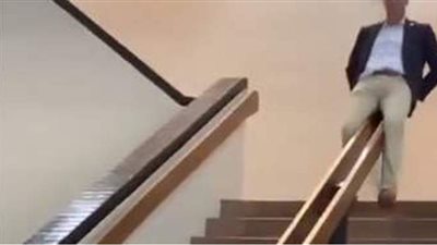 بالزحلقة من السلم.. حاكم أوكلاهوما ووزير التعليم يراقبان مدارس الولاية | فيديو