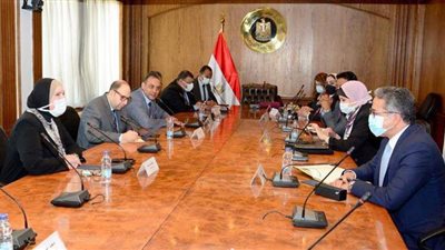 وزيرا الصناعة والسياحة يبحثان استعدادات المشاركة المصرية بـ