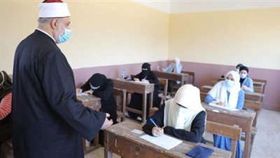 وكيل الأزهر يتفقد لجان امتحانات الثانوية ويطمئن الطلاب من 