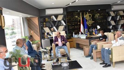 محافظ أسوان يبحث مع 