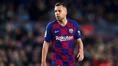 بسبب أزمة الجبهة اليسرى.. إنتر ميلان يفاوض نجم برشلونة الإسباني