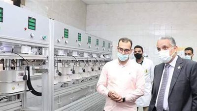 رئيس تاون جاس يشارك العاملين اختبارات معمل العدادات مسبقة الدفع