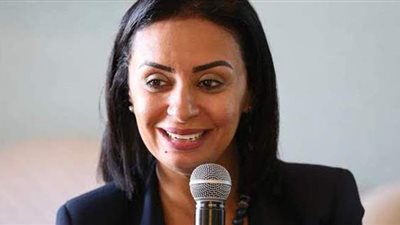 مايا مرسي تكشف كواليس لقاء فتاة بوزيرة الهجرة فى أحد المطاعم