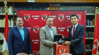 الخطيب يستقبل سفير كوريا الجنوبية بمقر الأهلي